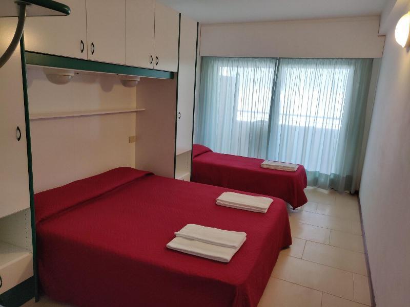 Hotel Ambra Lignano Sabbiadoro Exterior photo